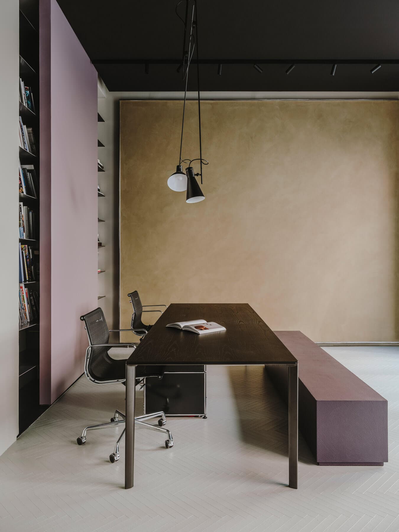 Parete: Patina KK 61, Pavimento: Legno+Color KK 46, Parete scorrevole: Decor KK 147