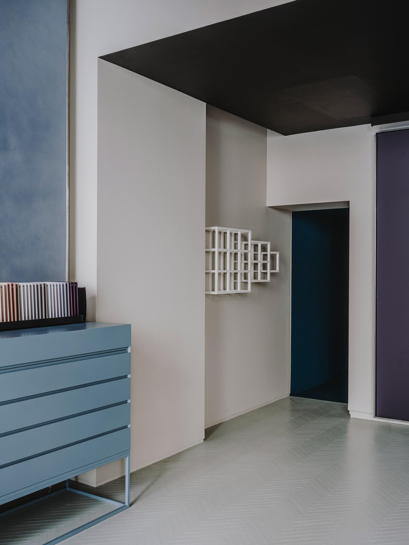 Parete: Decor KK 66, Cassettiera: Mciroresina KK 28, Pavimento: Legno+Color KK 46