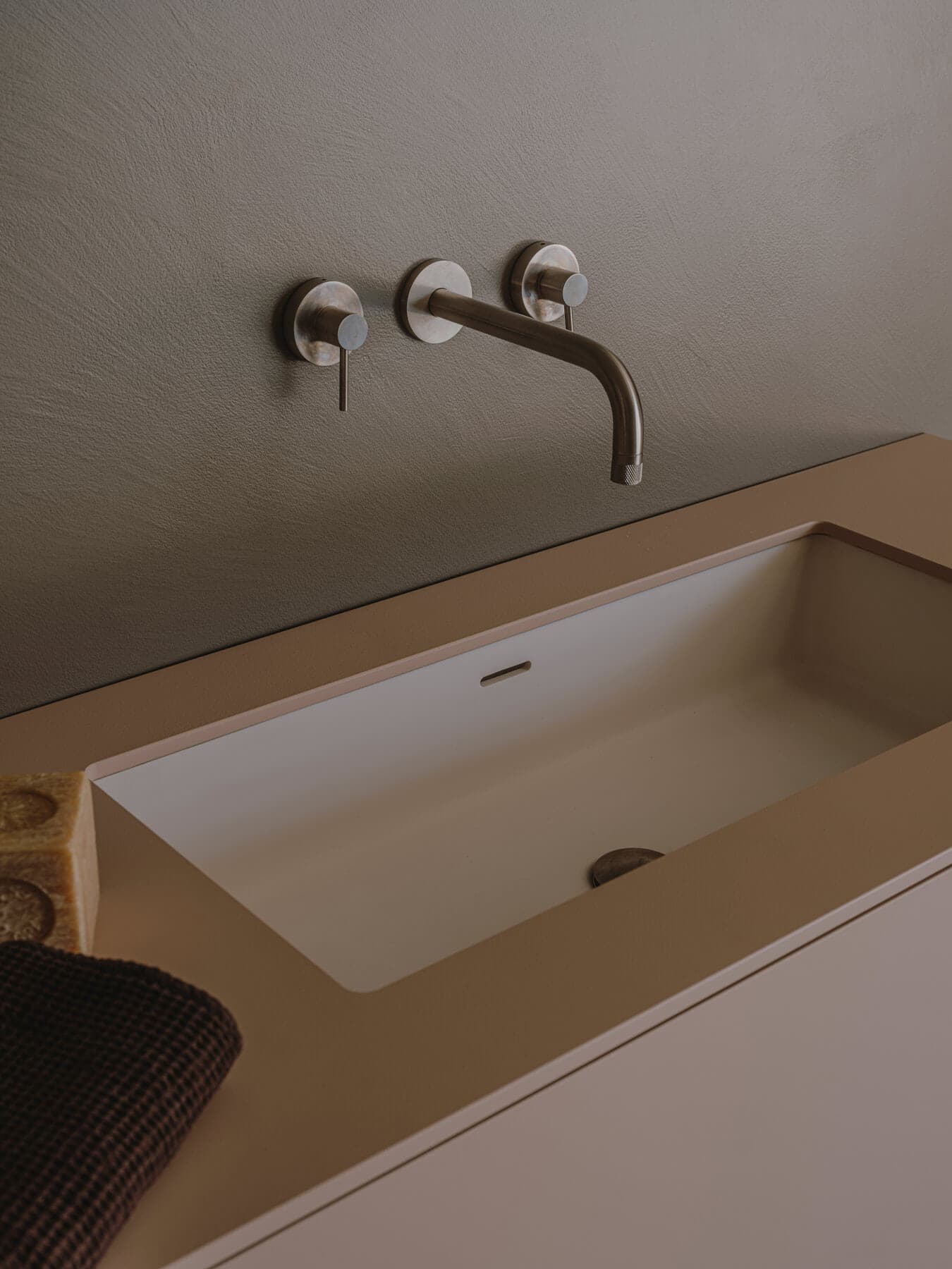 Parete: Cementoresina Wall KK 69, Lavabo: Microresina KK 129