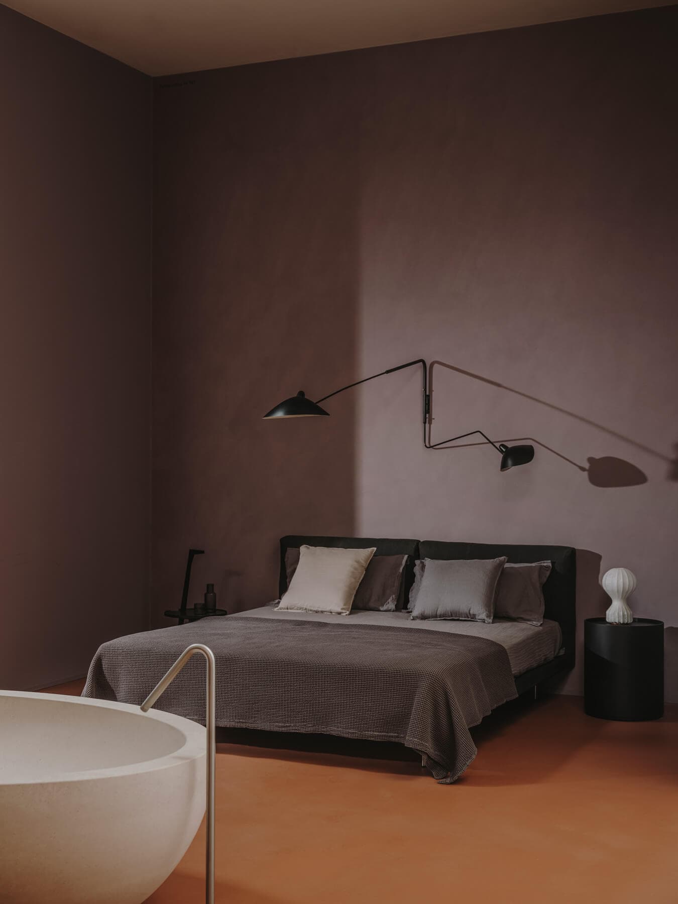 Parete letto: Patina Living KK 147, Pavimento: Cementoresina KK 103