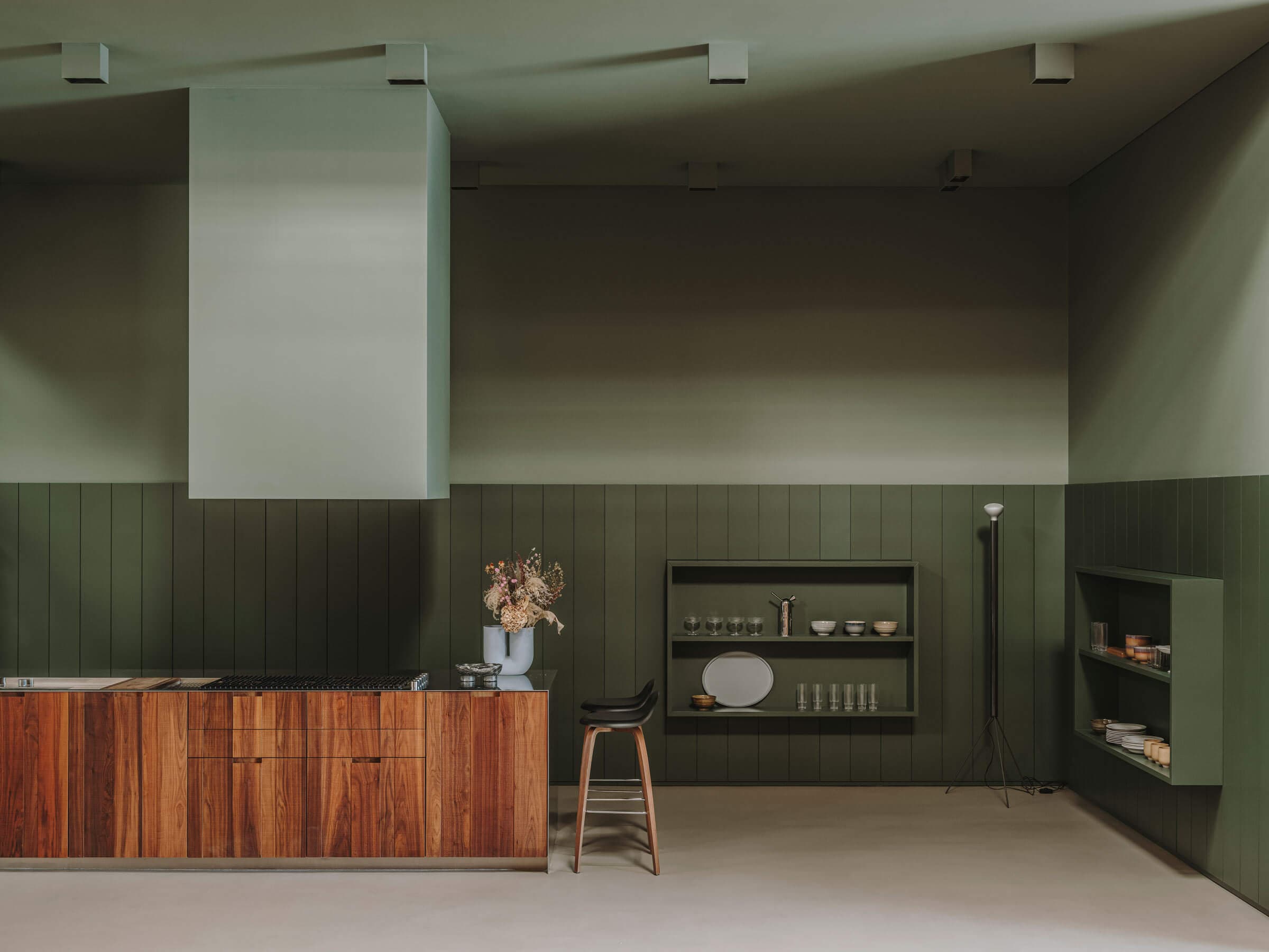 Boiserie: Microresina KK 52, Pareti: Wallpaper Living KK 50, Pavimento: Cementoresina KK 82