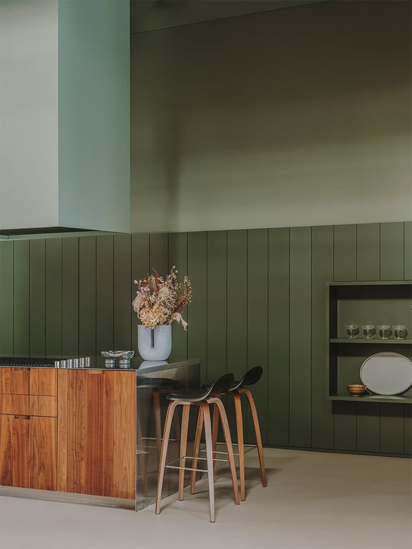 Boiserie: Microresina KK 52, Pareti: Wallpaper Living KK 50, Pavimento: Cementoresina KK 82