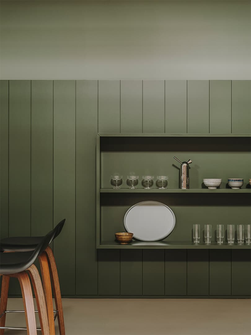 Boiserie: Microresina KK 52, Pareti: Wallpaper Living KK 50, Pavimento: Cementoresina KK 82