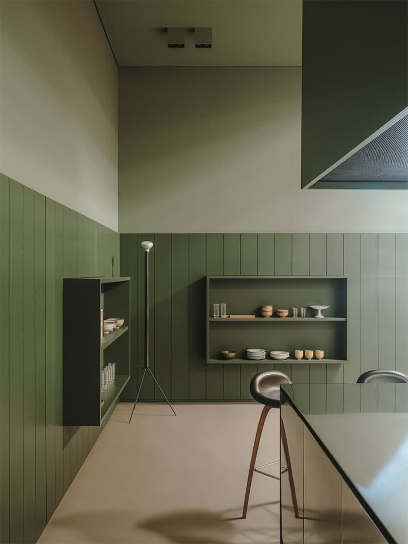 Boiserie: Microresina KK 52, Pareti: Wallpaper Living KK 50, Pavimento: Cementoresina KK 82