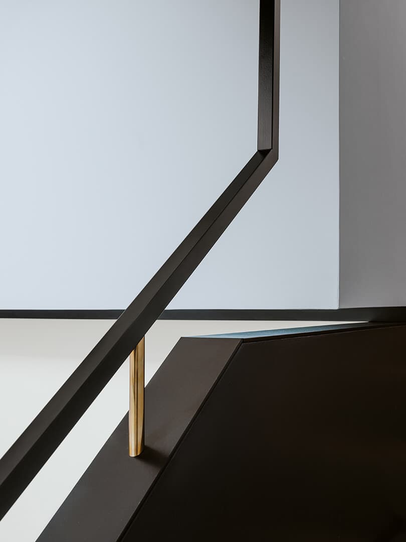 Pareti: Decor KK 24, Infissi: Microresina KK 124