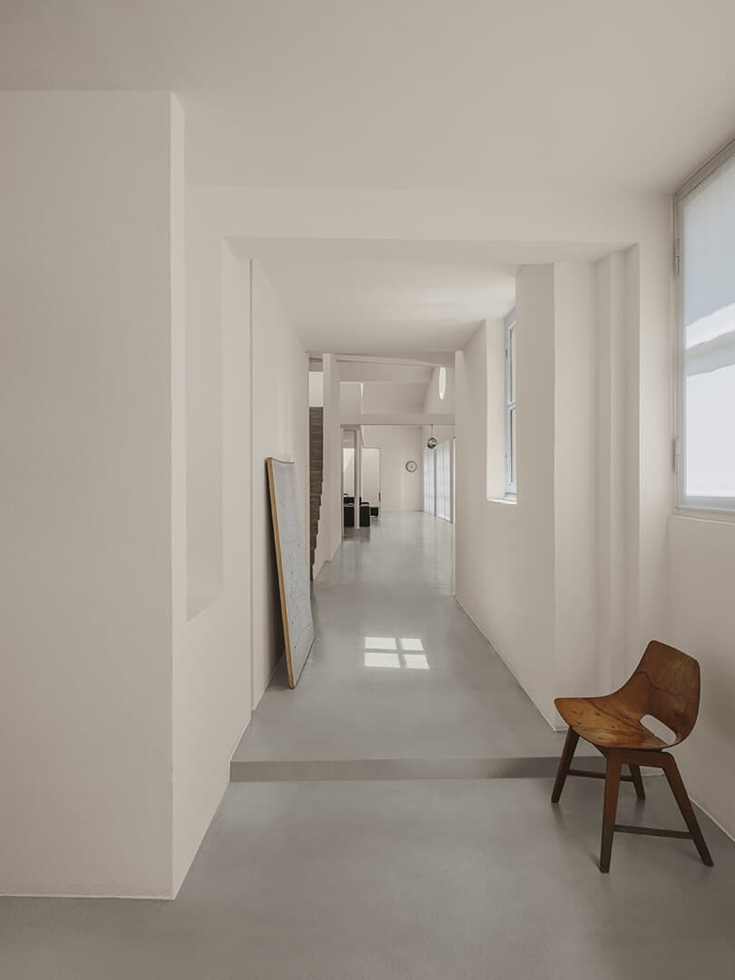 Pareti: Decor KK 25, Pavimento: Cementoresina KK 67