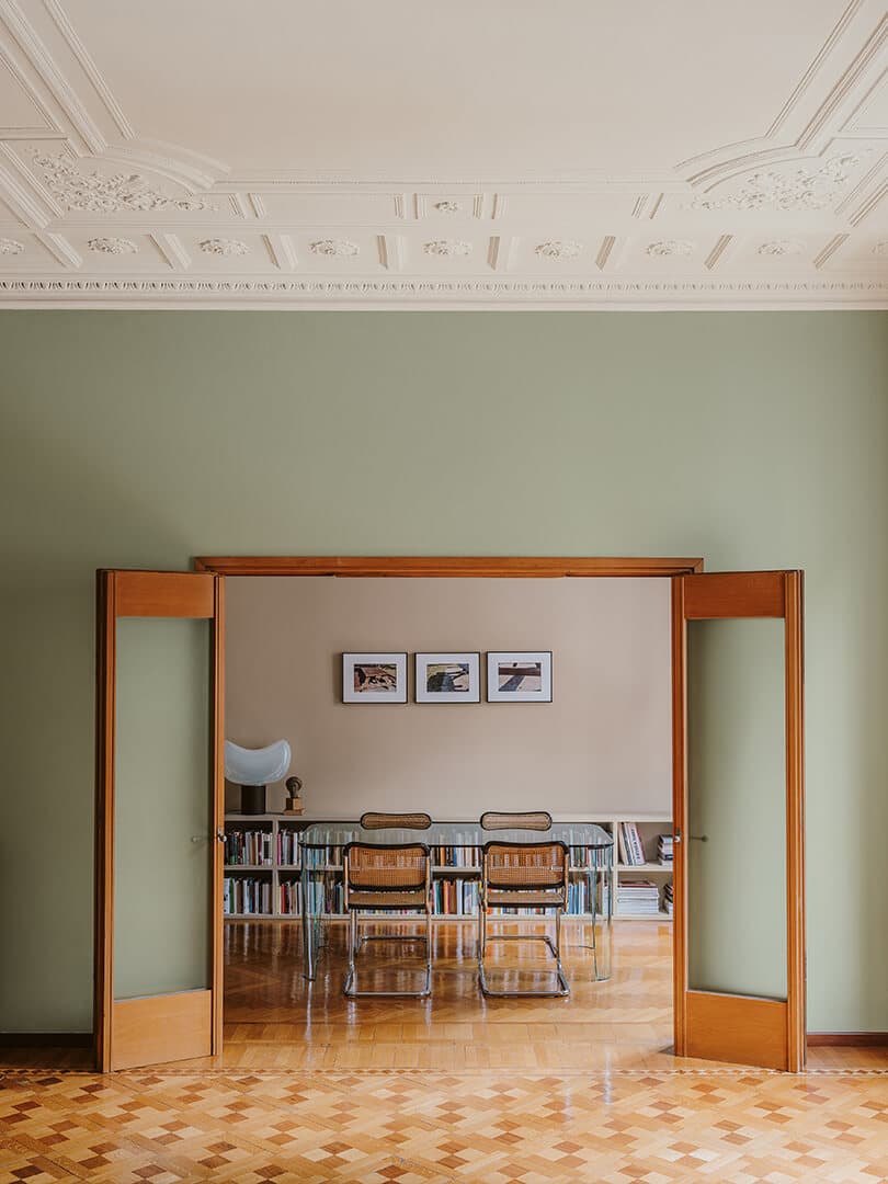 Soffitto: Absolute KK 75, Parete: Absolute KK 56, Parete libreria: Decor KK 119
