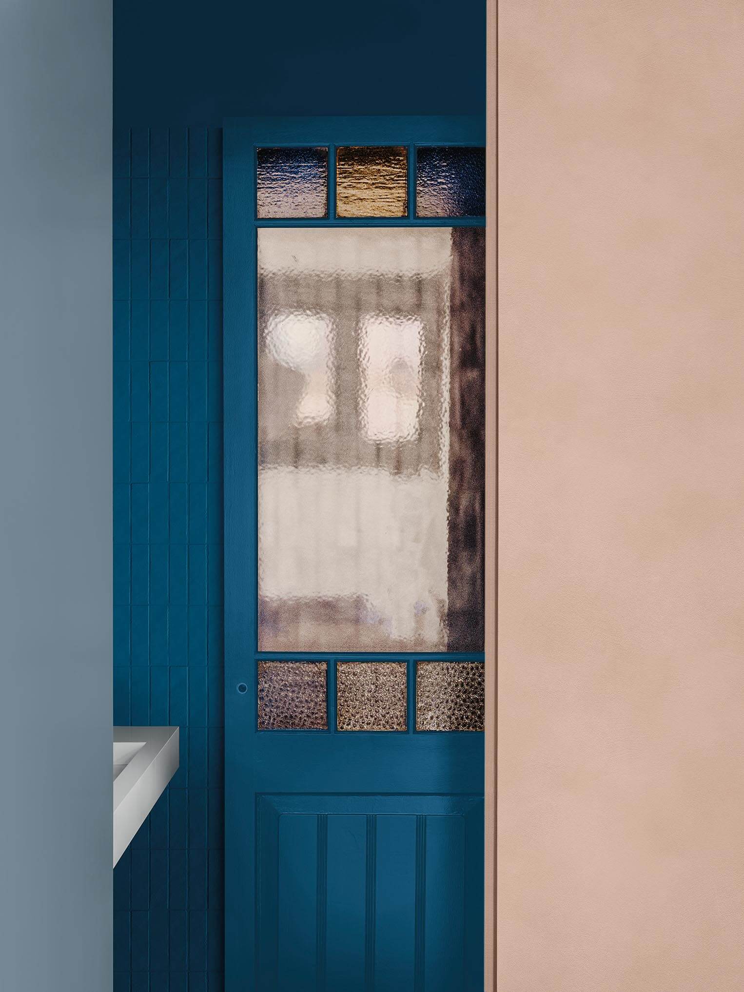 Parete sinistra: Microresina KK 28, Piastrelle e porta: Microresina KK 31, Parete destra: Patina Living KK 129